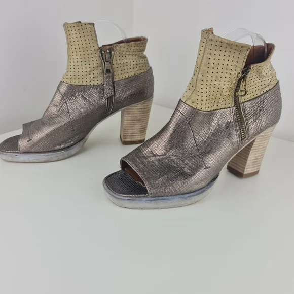 Mjus Shoes Leather Perforated Ankle Boots Size 38 or 8 Booties Side Zip - Picture 3 of 12